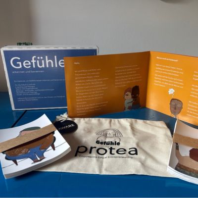 Die Kartenbox mit den Gefühlskarten für Erwachsene und dem Bonusmaterial