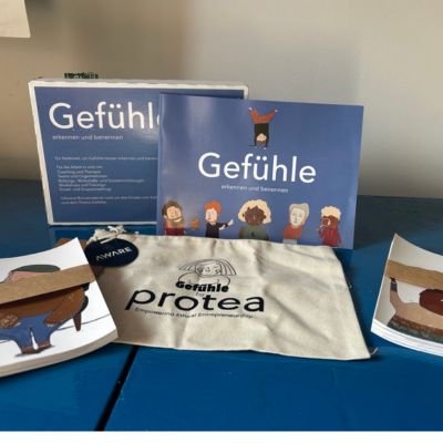 Die Kartenbox mit dem Emotionskarten für Führung und dem Bonusmaterial