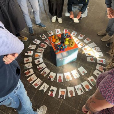 Emotionskarten auf dem Boden liegend in einem Workshopraum für Führungskräfte