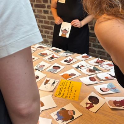 Bildkarten Gefühle auf einem Arbeitstisch verteilt bei einem Team-Check-In
