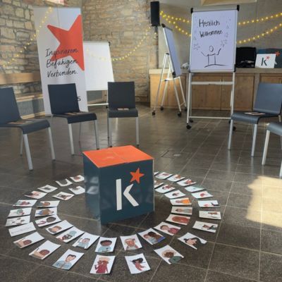 Emotionskarten auf dem Boden liegend in einem Workshopraum für Führungskräfte