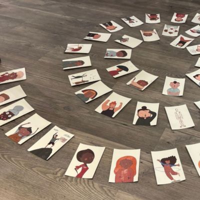 Gefühlskarten für Erwachsene auf dem Boden liegend in einem Workshopraum