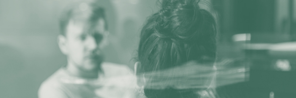 Ein Mann und eine Frau in einer Business Coaching Situation.