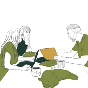 Zwei Frauen und ein Mann, die an einem Arbeitstisch sitzen. Sie schauen gemeinsam auf Dokumente in der Mitte des Tischs. 