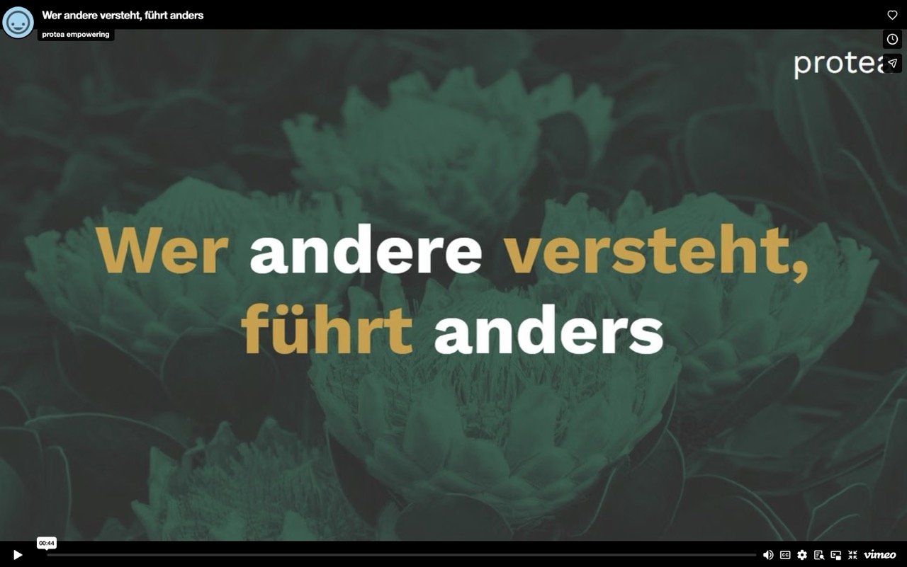 Videotestimonial Thumbnail. Fetter Text auf schlichtem Hintergrund.