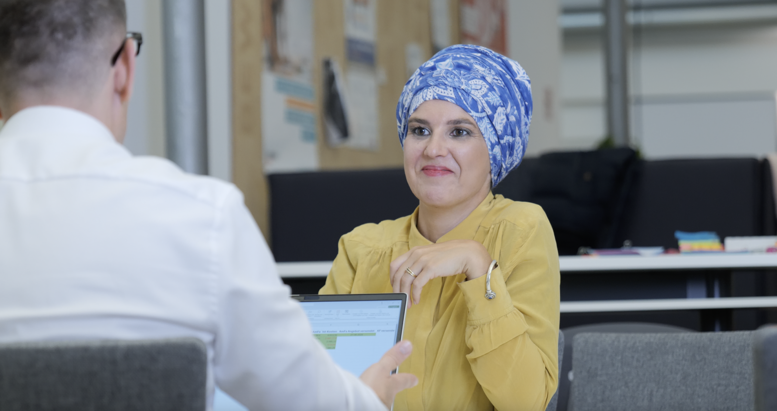 Coaching von angehenden Führungskräften mit protea Coachingszene an einem Tisch in einem Büro.