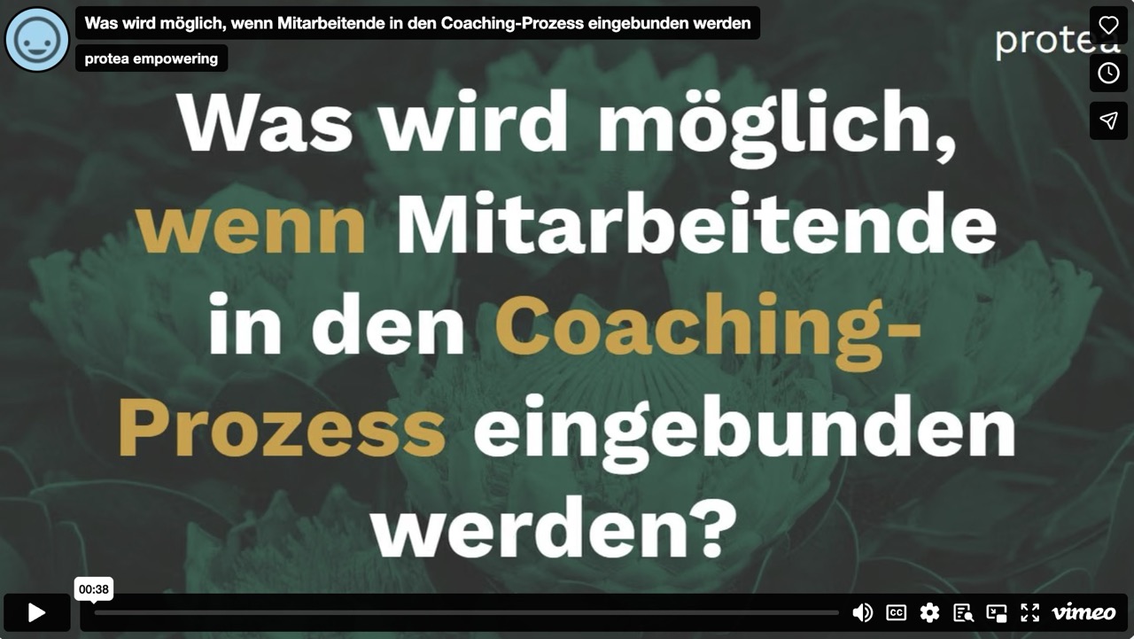 Videotestimonial Thumbnail. Fetter Text auf schlichtem Hintergrund.