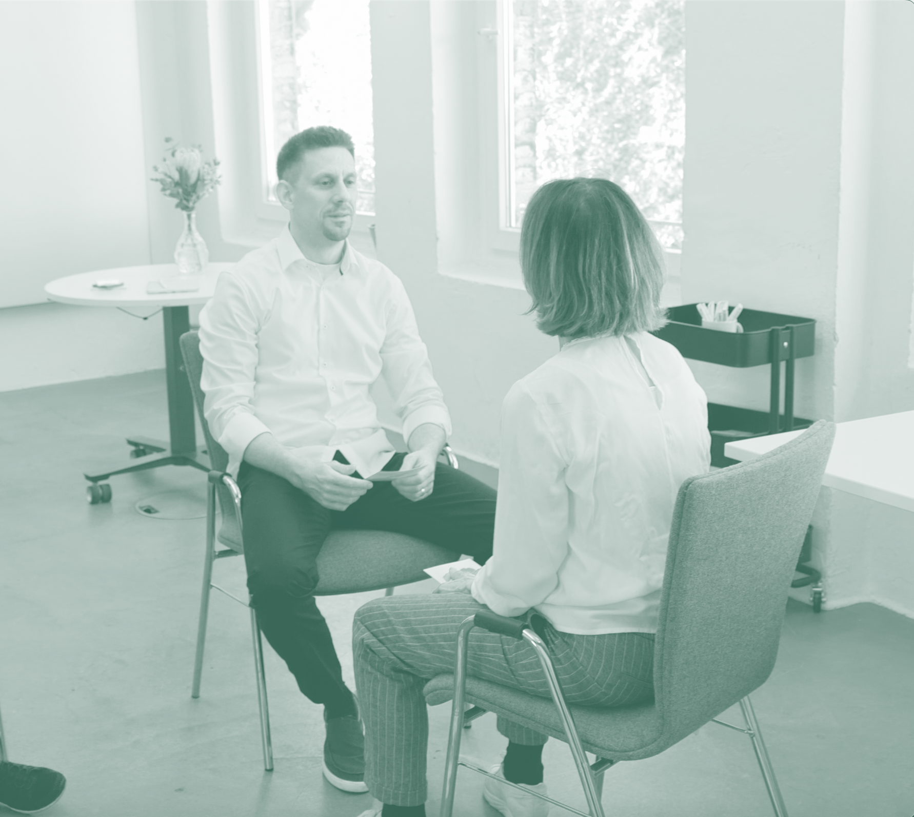 1:1 Coaching Coach im Gespräch mit einer Klientin in einem hellen Raum