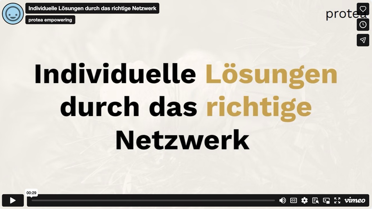 Videotestimonial Thumbnail. Fetter Text auf schlichtem Hintergrund.