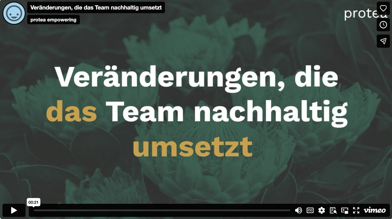 Videotestimonial Thumbnail. Fetter Text auf schlichtem Hintergrund.