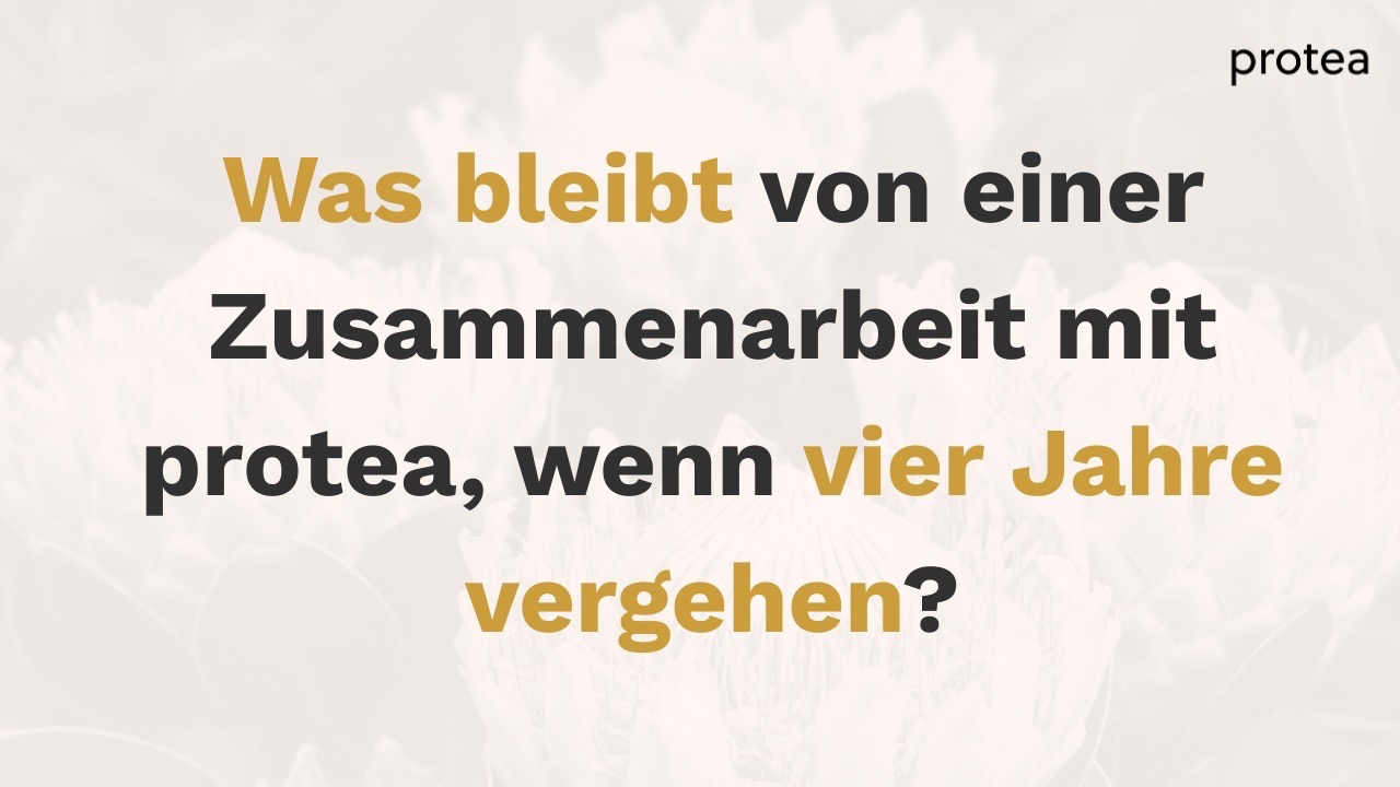 Close-Up auf die Hände von sechs Business Männern in Anzügen, die eine Übung mit Tischtennisbällen machen. 