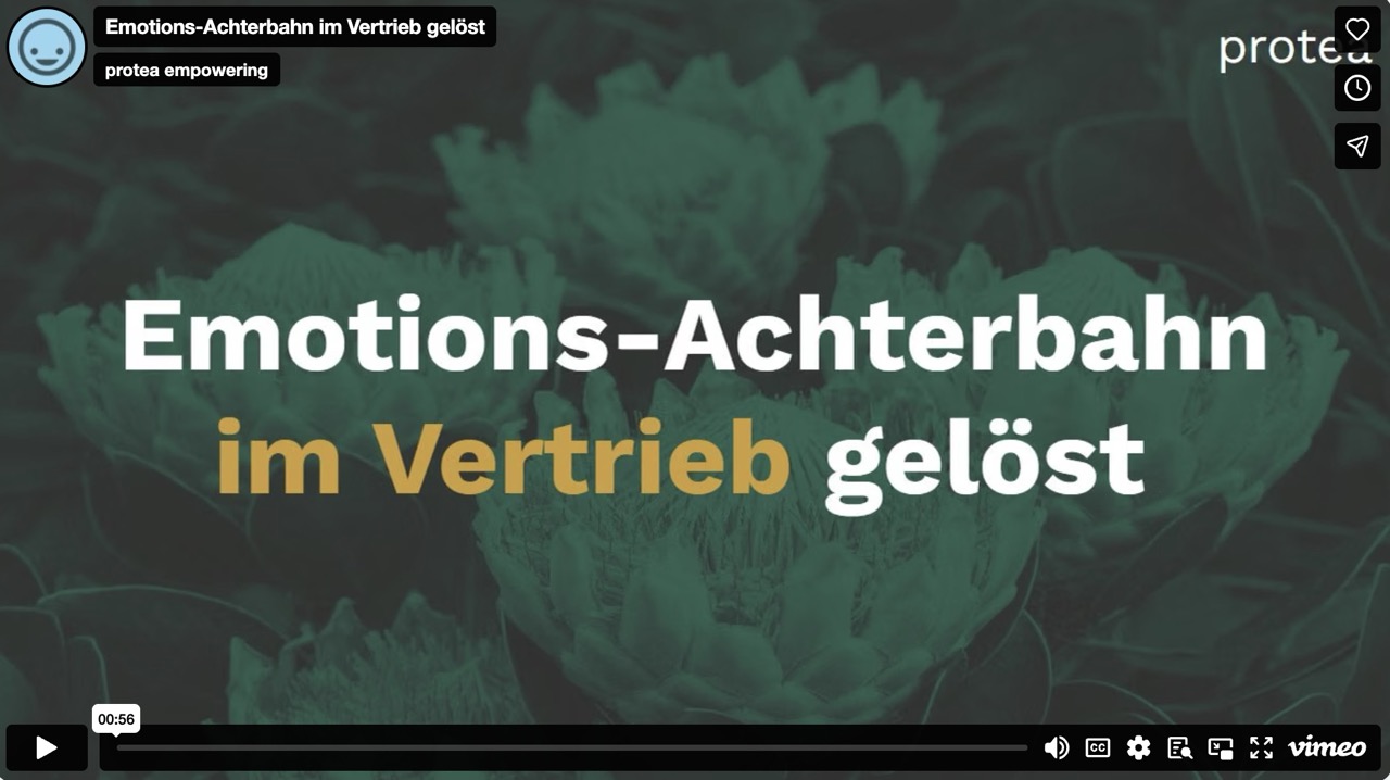 Ein Workshopraum mit vielen Flipcharts an den Wänden. Eine Teilnehmerin spricht und die anderen hören zu. 