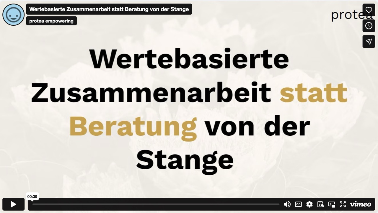 Videotestimonial Thumbnail. Fetter Text auf schlichtem Hintergrund.