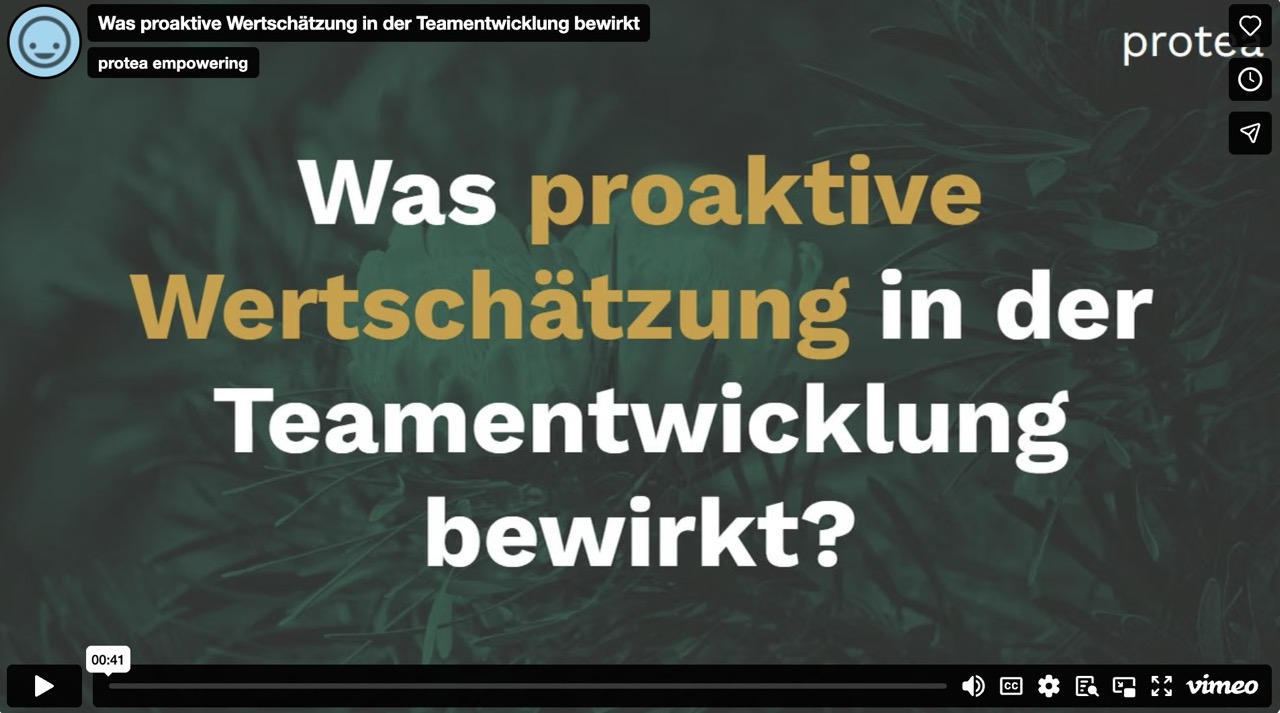 Videotestimonial Thumbnail. Fetter Text auf schlichtem Hintergrund.